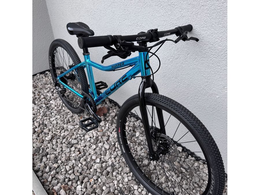 Dětské kolo Core Nipper 24" , jednopřevodník, hydraulické brzdy MT-200, chromovaný modrý, 2026