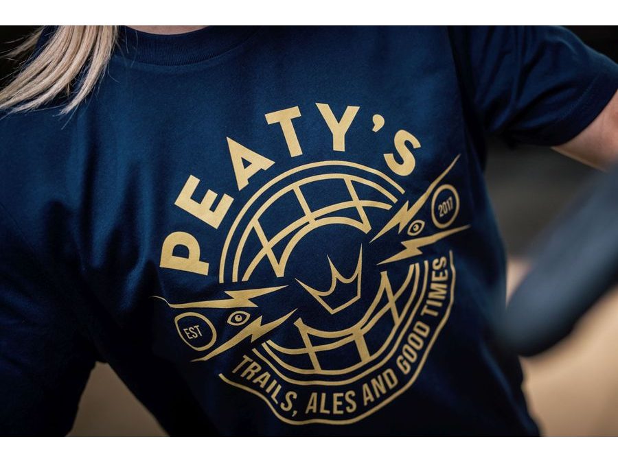 Tričko PEATY'S PUBWEAR TRIKO S KRÁTKÝM RUKÁVEM TRAILS & ALES CREST / FRENCH NAVY