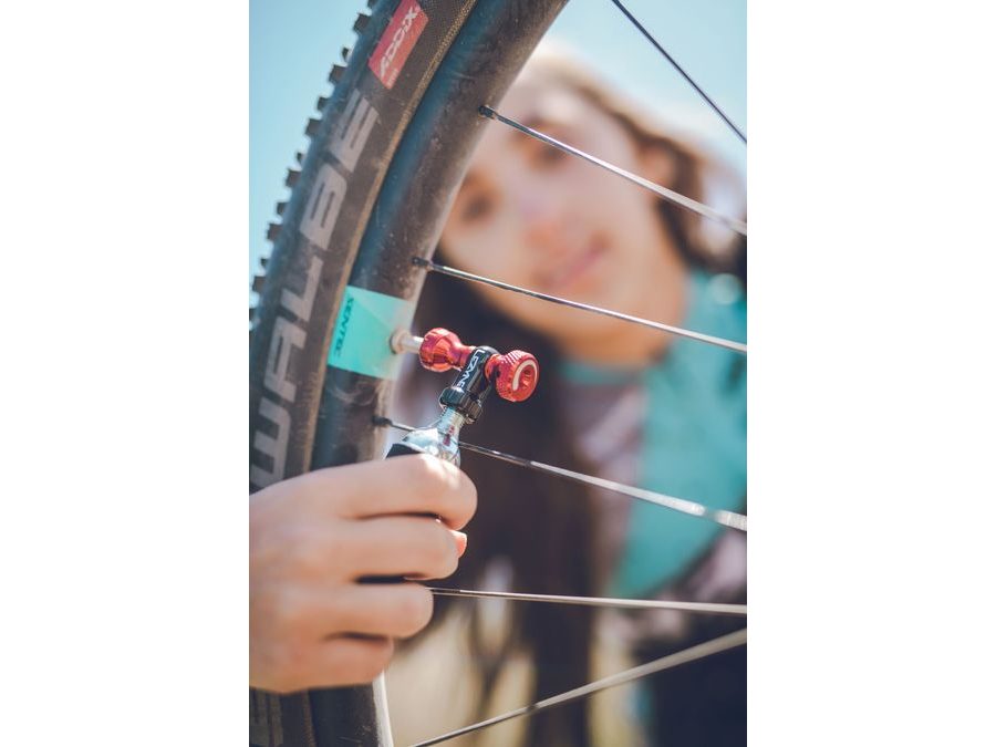 Hustilka + Bombička CO2 LEZYNE CONTROL DRIVE CO2 WITH 25G CARTRIDGE BLACK GLOSS