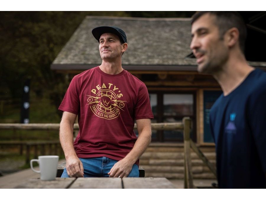 Tričko PEATY'S PUBWEAR TRIKO S KRÁTKÝM RUKÁVEM TRAILS & ALES CREST / BURGUNDY