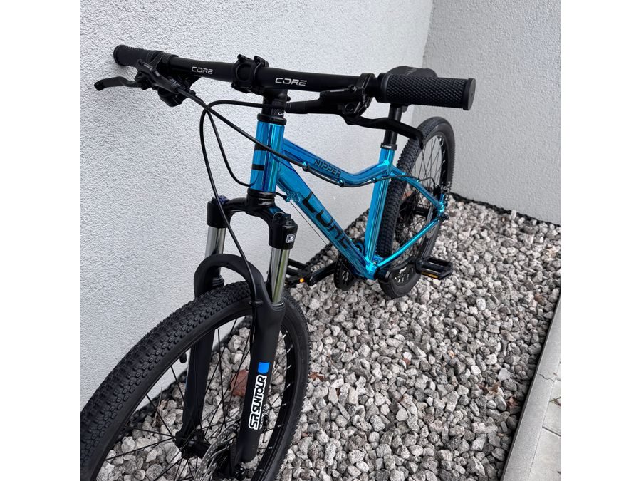 Dětské kolo Core Nipper 24", jednopřevodník, chromovaný modrý, hydraulické MT-200, Z-565 - odpružená vidlice