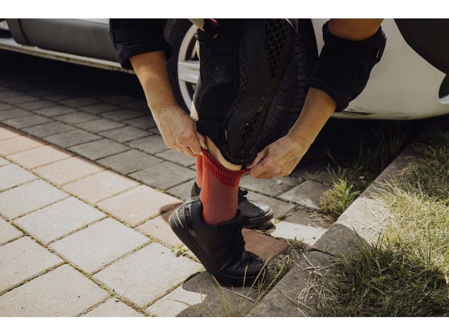 Dlouhé ponožky FORCE EDGE, červeno-modré