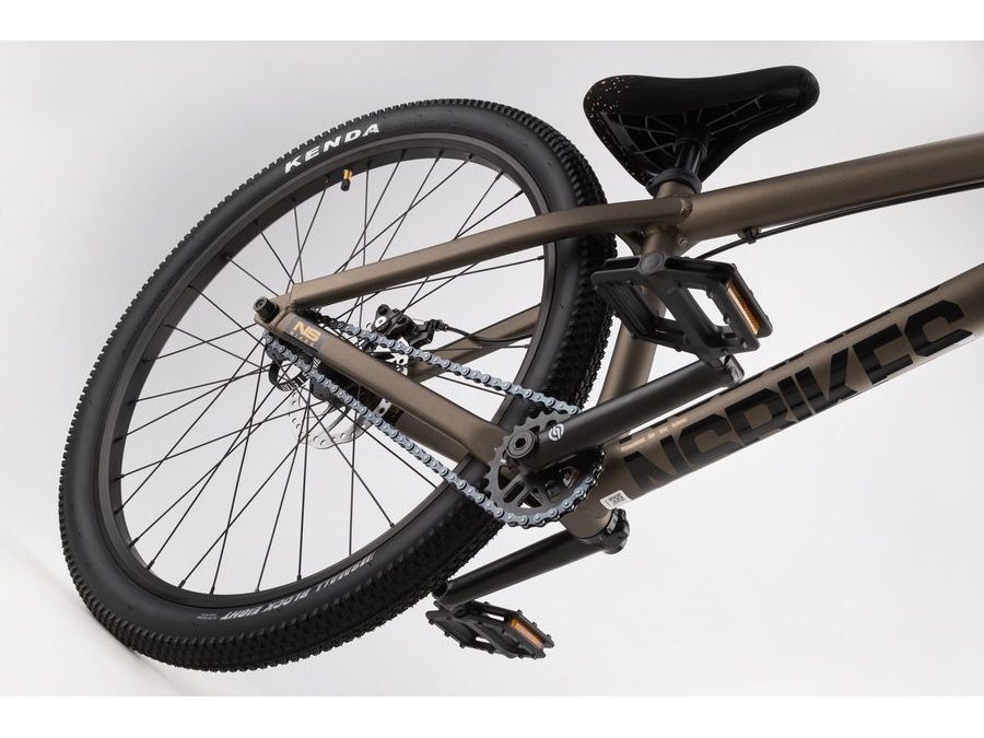 Dirtové kolo NS Bikes Movement 3 olivová 2025