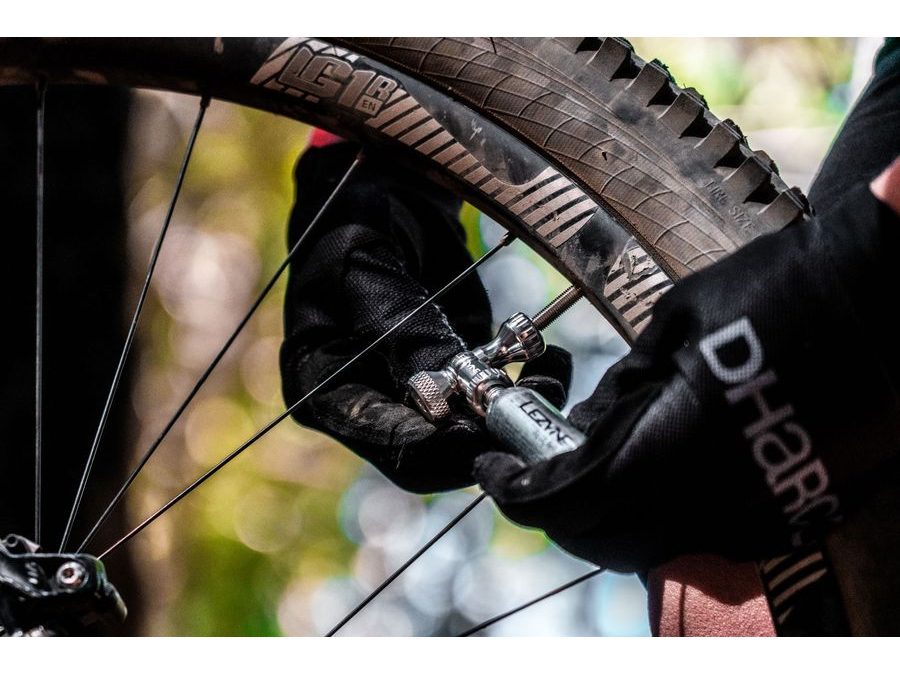 Hustilka + Bombička CO2 LEZYNE CONTROL DRIVE CO2 WITH 16G CARTRIDGE BLACK GLOSS