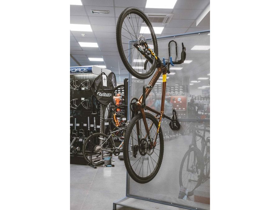 držák kola FORCE na zeď za řídítka Fe, černý