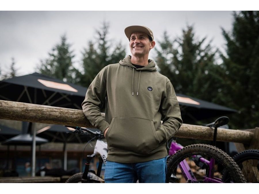 Mikina PEATY'S PUBWEAR MIKINA S KAPUCÍ EMBROIDERED CROWN KHAKI