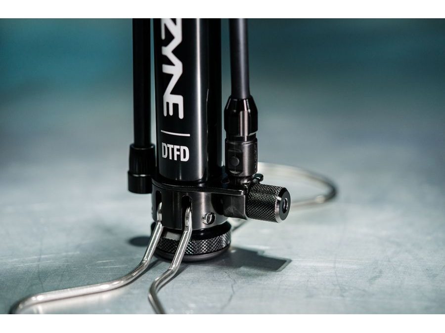 Dílenská hustilka LEZYNE PUMP FLOOR DIGITAL TRAVEL FLOOR DRIVE BLACK