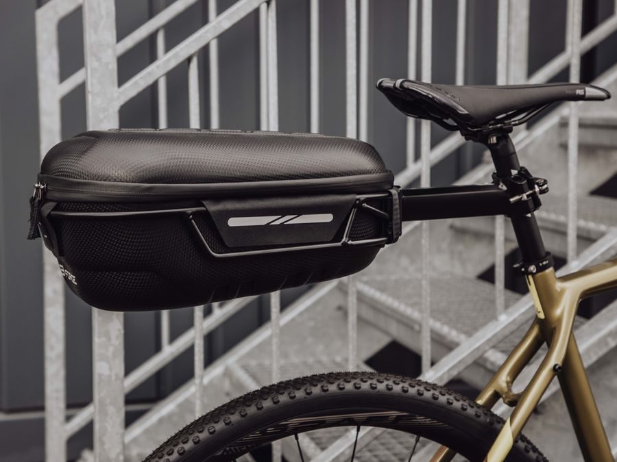 Brašna pod sedlo FORCE CRUST XL s držákem, černá