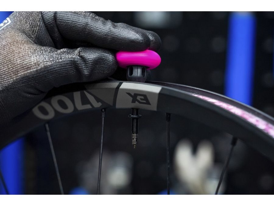 MUC-OFF TUBELESS TAG HOLDER & 44 MM VALVE KIT - Skrytý držák na lokátor s ventilkem 44 mm