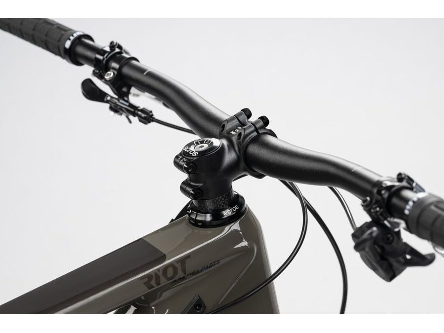 Celoodpružené kolo GHOST Riot AM CF 160/140 Full Party Grey/Brown