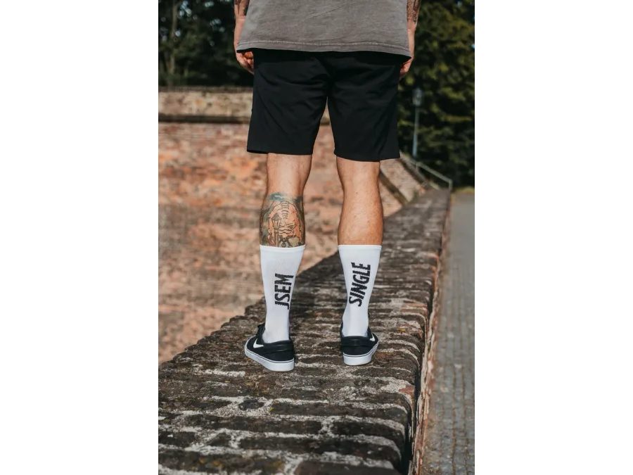 Dlouhé ponožky Kolo je Láska Jsem Single, bílá