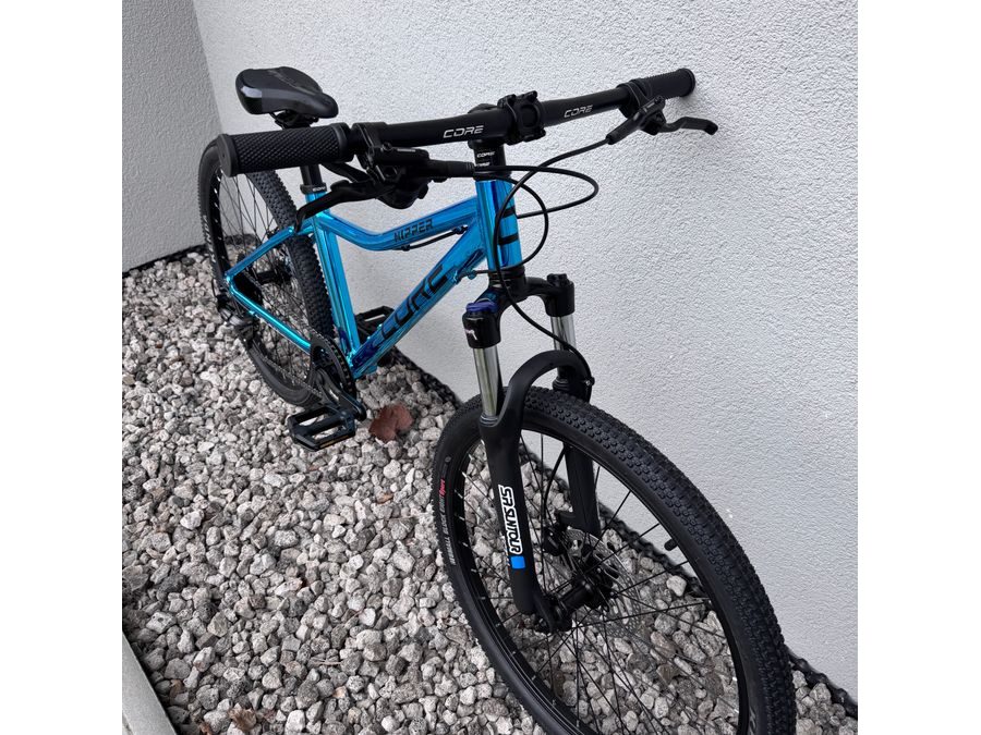 Dětské kolo Core Nipper 24", jednopřevodník, chromovaný modrý, hydraulické MT-200, Z-565 - odpružená vidlice