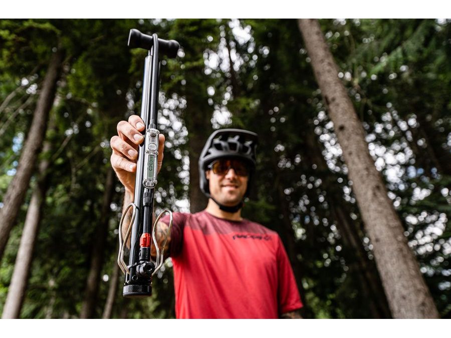 Dílenská hustilka LEZYNE PUMP FLOOR DIGITAL TRAVEL FLOOR DRIVE BLACK