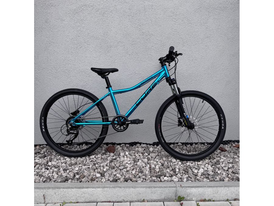 Dětské kolo Core Nipper 24", jednopřevodník, chromovaný modrý, hydraulické MT-200, Z-565 - odpružená vidlice