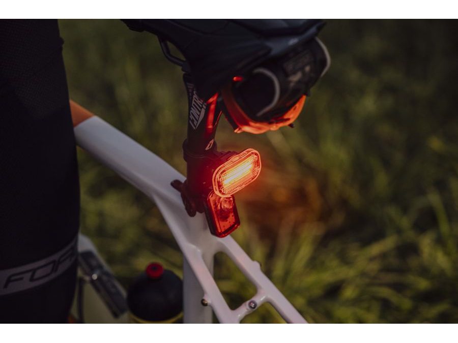 Zadní blikačka Force COB 15 diod + baterie