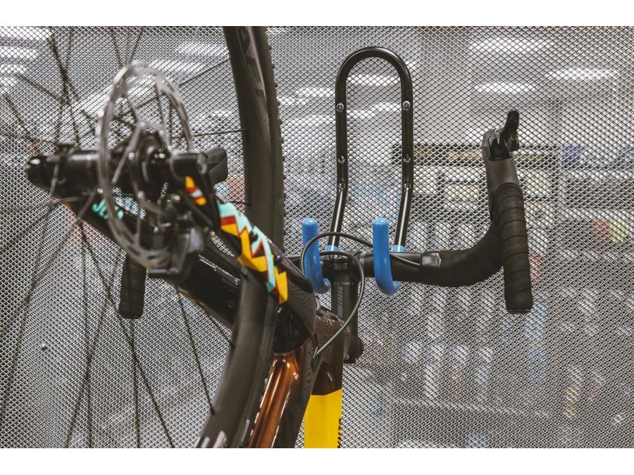 držák kola FORCE na zeď za řídítka Fe, černý