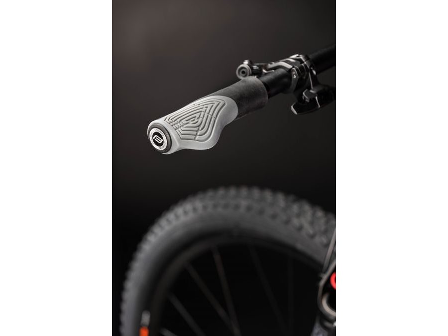 madla FORCE ERBOW tvarovaná, černo-šedá, balená