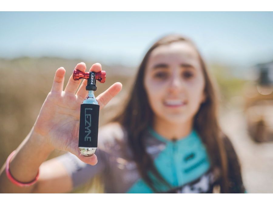 Hustilka + Bombička CO2 LEZYNE CONTROL DRIVE CO2 WITH 25G CARTRIDGE BLACK GLOSS