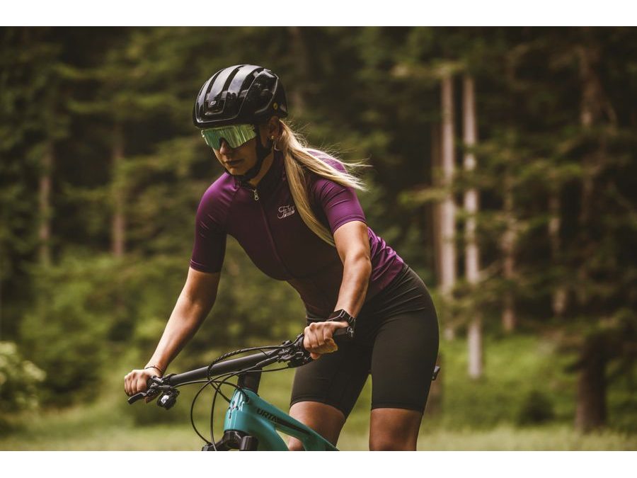 Městská helma FORCE NEO MIPS, černá mat-lesk