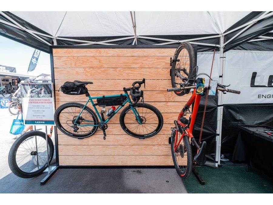 Držák kola LEZYNE STAINLESS PEDAL HOOK SILVER