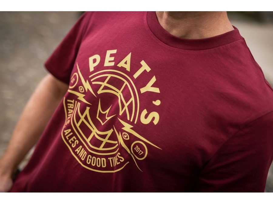 Tričko PEATY'S PUBWEAR TRIKO S KRÁTKÝM RUKÁVEM TRAILS & ALES CREST / BURGUNDY