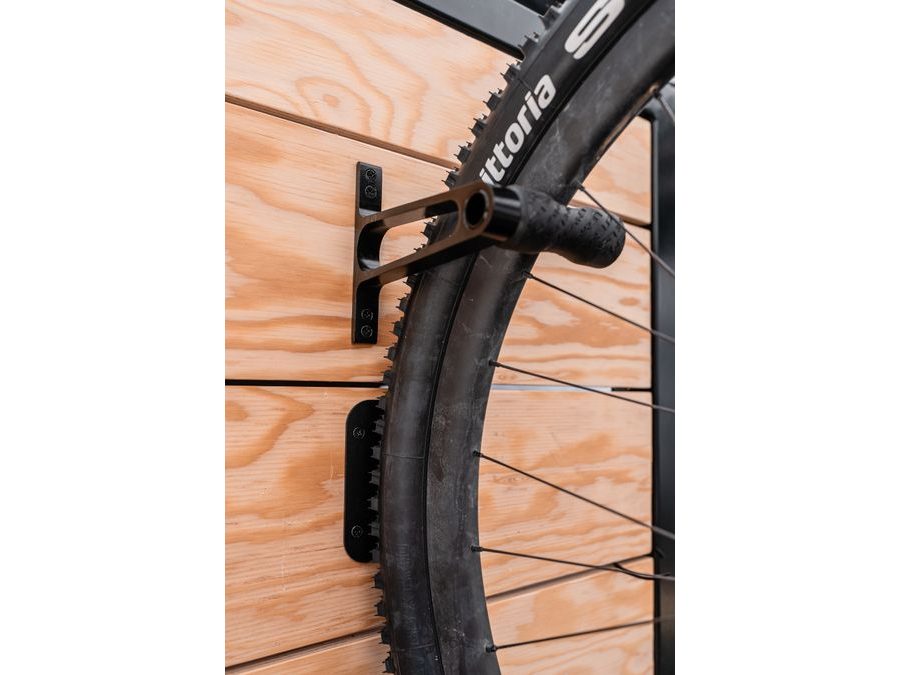 Držák kola LEZYNE CNC ALLOY WHEEL HOOK BLACK