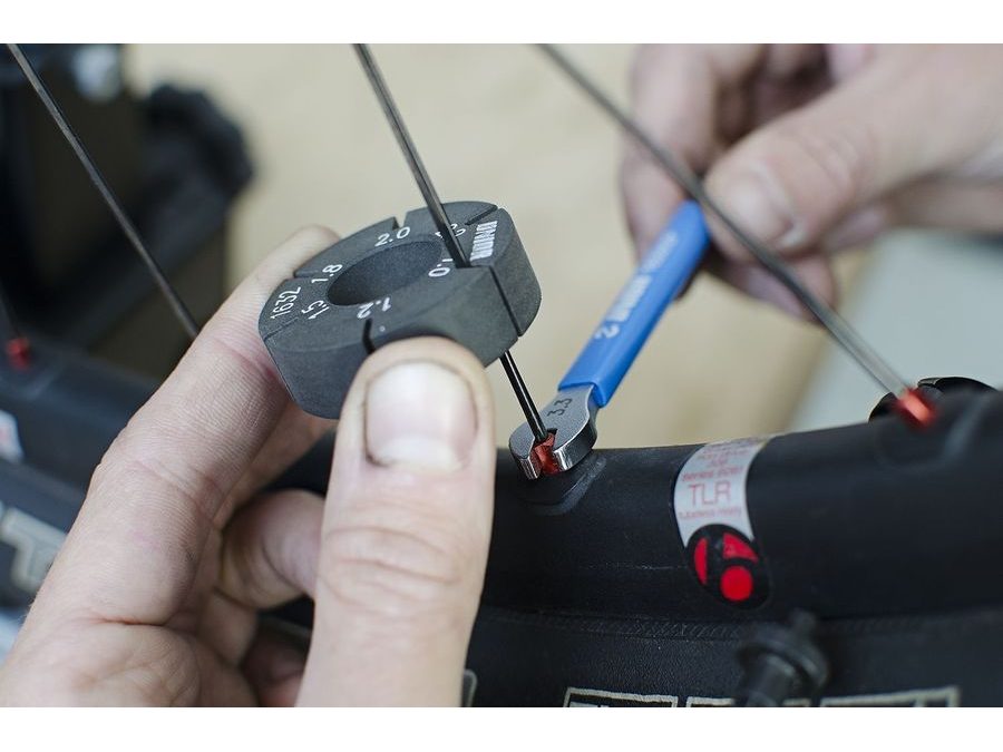 Klič UNIOR na držení plochých drátů, univerzální