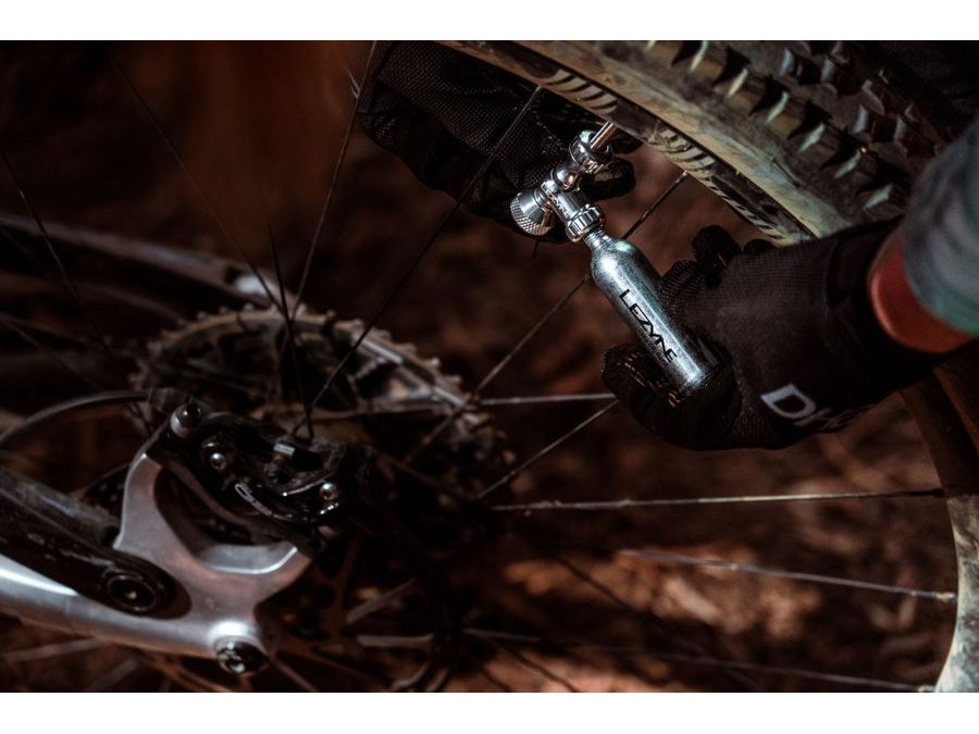 Hustilka + Bombička CO2 LEZYNE CONTROL DRIVE CO2 WITH 25G CARTRIDGE BLACK GLOSS