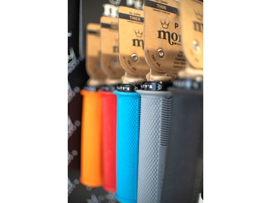 Stojan PEATY'S MONARCH GRIPS POS DISPLAY - SLAT WALL