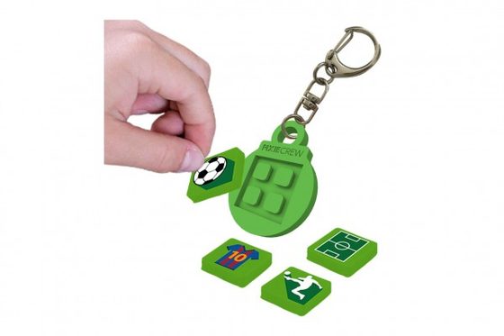 Přívěsek na klíče fotbal 8cm + pixely na kartě
