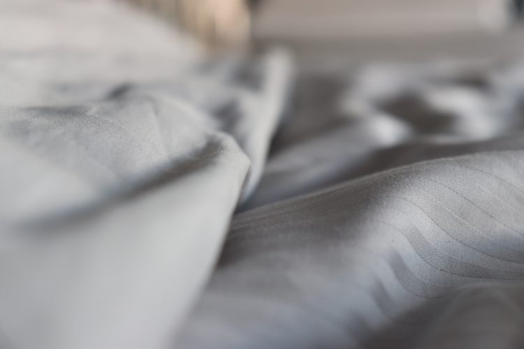 Rozdiely medzi materiálmi posteľnej bielizne