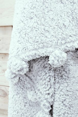 TODAY WINTER SPIRIT pléd s bambuľkami 125x150 cm sv. sivý