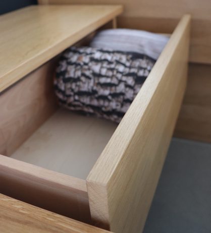 Noční stolek Eling dub průběžný - výstavný kus