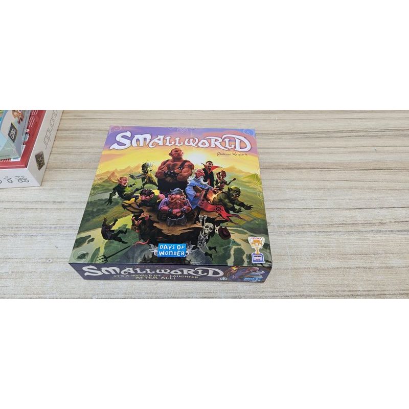 Small World (poškozený obal)