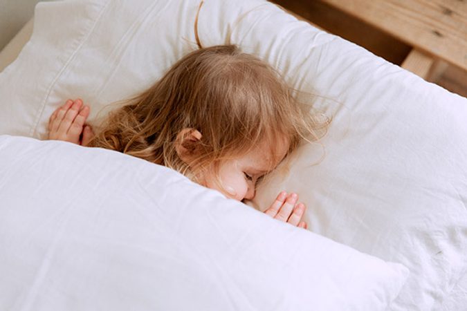 Co dětem nesmí chybět na spaní?