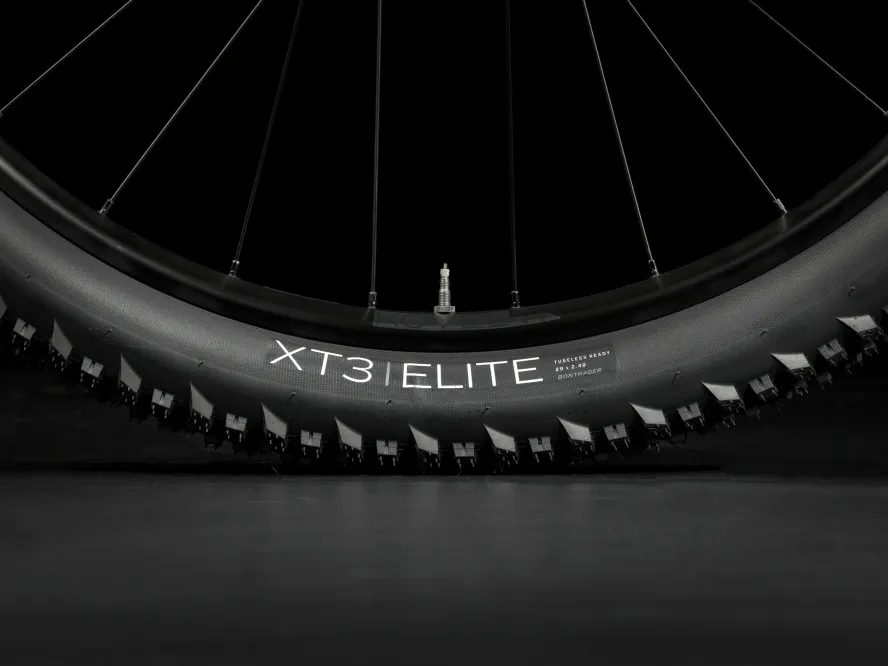 Trek Marlin 6 Gen 3 (Rage Red to Deep Dark Blue Fade)