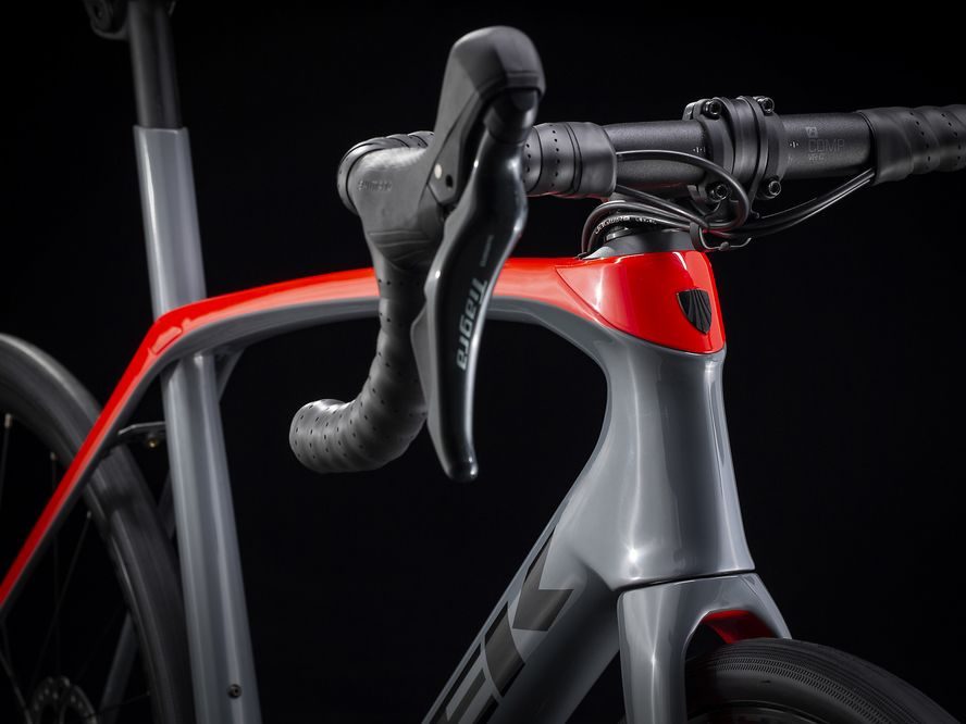 Trek Domane SL 4 (šedá/červená) 2020