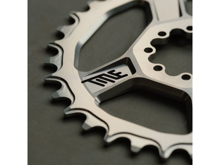 Převodník Title CR1 8-Bolt (T-Type) stříbrná