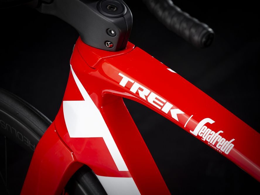 Trek Madone SLR 6 disc (bílá/červená) 2020