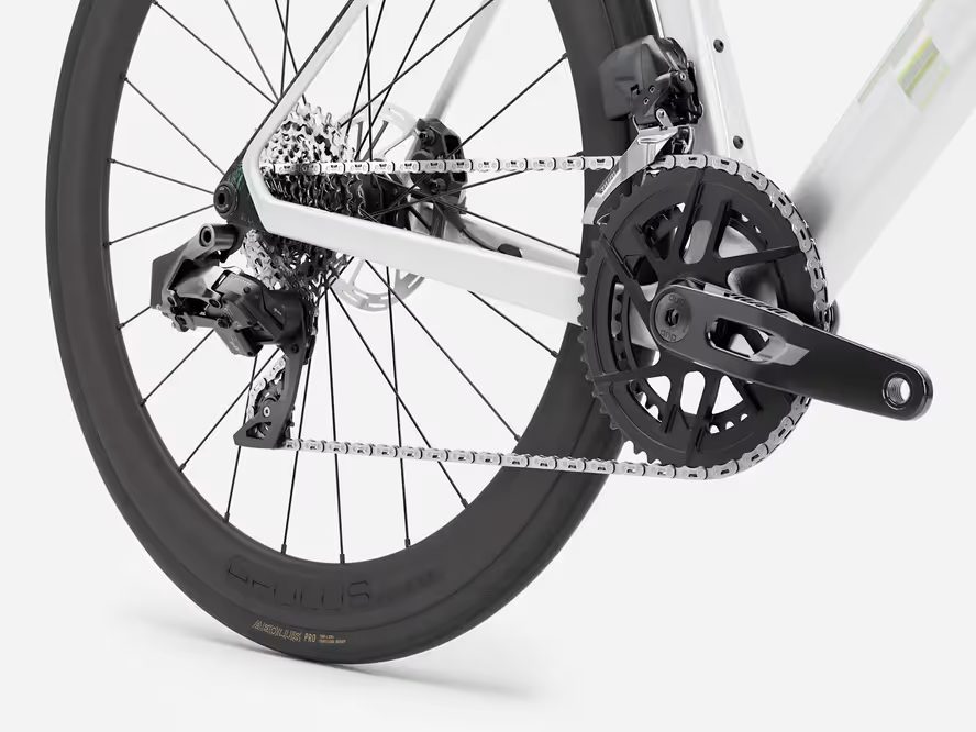 Trek Madone SL 6 AXS Gen 8 (Gloss Crystal White/Matte Deep Smoke) 2026