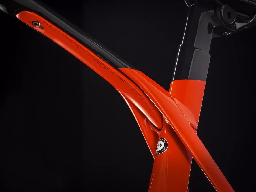 Trek Madone SL 6 disc (červená/černá) 2020