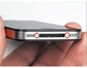 iPhone 4 umístění pentalobe šroubků