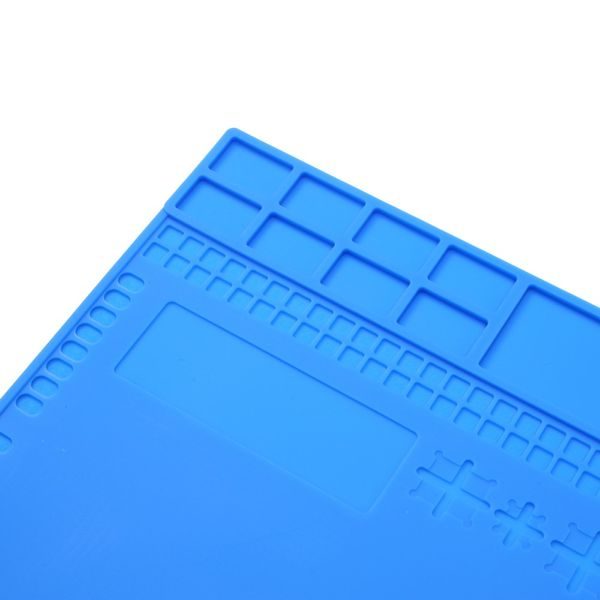 Izolační silikonová podložka s vytvarovanými prohlubněmi pro organizaci šroubků