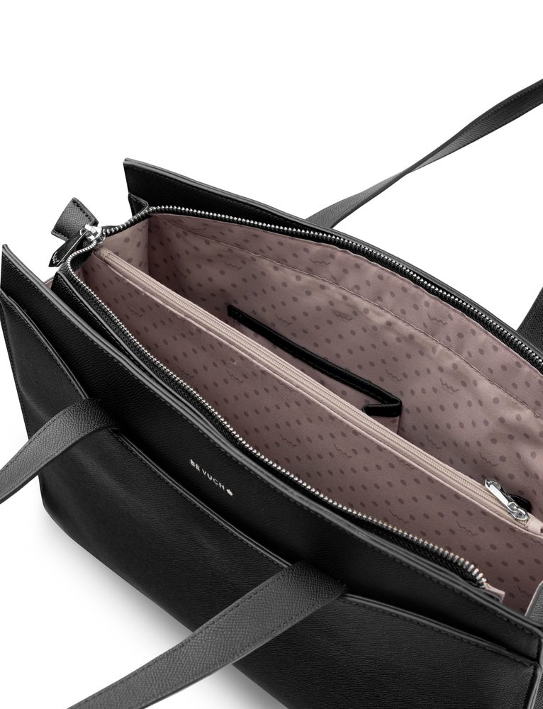 VUCH Savanah Black.

Pevná koženka, ktorá drží tvar
Hlavný priestor rozdelený do dvoch častí
Veľká kapsa plne uzatvárateľná na zips
Vnútorné priehradky na drobnosti
Vonkajšia kapsa na magnet
 VEĽKÉ KABELKY
Bohužiaľ nie sme v Rokforte a nemáme k dispozícii Hermionin kúzelný batoh, do ktorého sa zmestil aj stan.