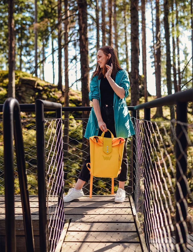 VUCH Mellora Yellow.

Vnútorný oddelený priestor na mini notebook
Vnútorná malá priehradka na zips
Zapínanie na zips, je možné aj na patent 
Nastaviteľné ramenné popruhy
Extrémne pevný a odolný materiál
 BATOHY 
„Praktickosť, komfort a funkčnosť.