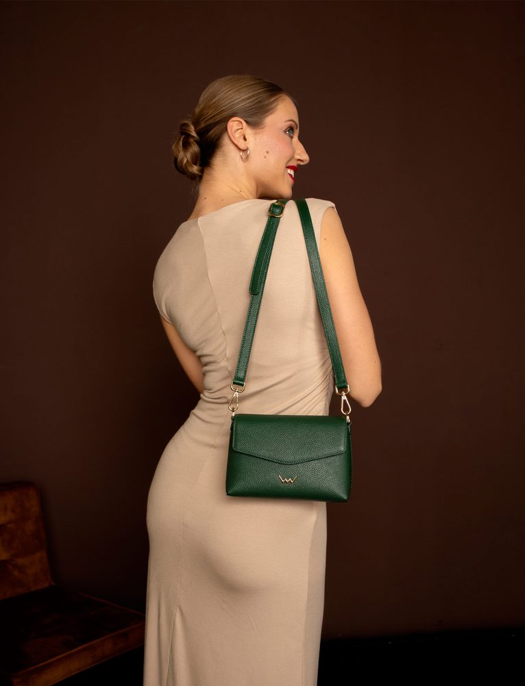 VUCH Leyra Green.

Kabelka z vláknitej kože
Jednoduchý a čistý dizajn
Klopka na skrytý magnet
8 priestranných priehradiek na karty
Nastaviteľný crossbody popruh

 
  KOŽENÉ KABELKY 
Všetko je raz po prvýkrát.