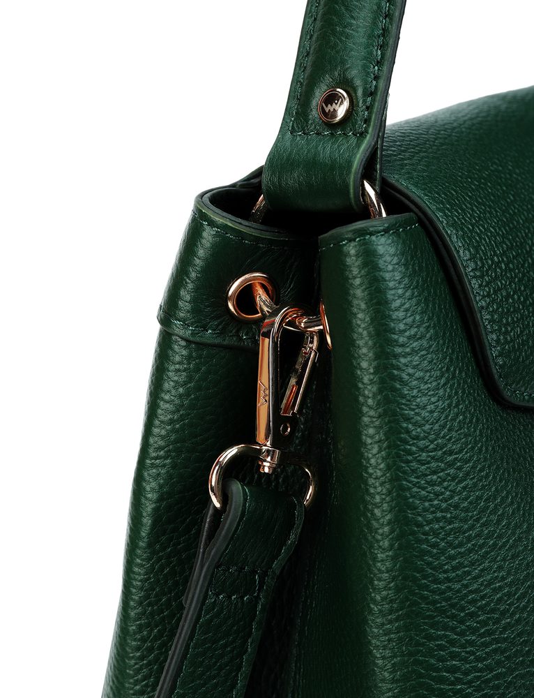 VUCH Veyra Green.

Kabelka z vláknitej kože
Hlavné zapínanie na magnet
Vonkajšie skryté vrecko na zips
Dve možnosti nosenia - do ruky aj ako crossbody

  Kožené kabelky
Kolekcia kožených kabeliek nadchne aj tie najnáročnejšie.