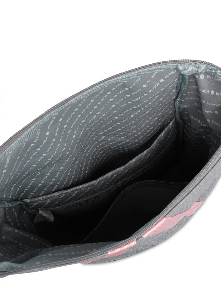 VUCH Veerle Grey.

Dvojité zapínanie hlavného priestoru – zips a spona po zrolovaní
Veľa vonkajších aj vnútorných vreciek
Vypolstrované chrbát a ramenné popruhy pre maximálne pohodlie pri nosení
 Batohy
Časy, keď batohy znamenali len aktovky do školy alebo športové kúsky na vysokohorské túry, sú dávno preč.