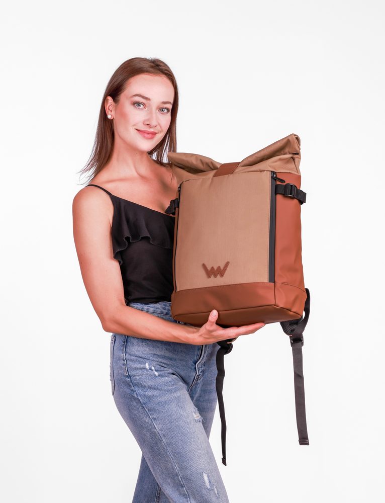 VUCH Nescio Brown.

Univerzálny batoh pre každú príležitosť
Polstrované chrbát
Vonkajšia guma na uchytenie na kufor
Veľký vnútorný priestor
 Batohy
Časy, keď batohy znamenali len aktovky do školy alebo športové kusy na vysokohorské túry, sú dávno preč.