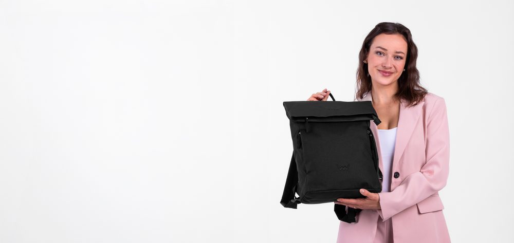 VUCH Eloy Black.

Vyrobený z recyklovaných PET fliaš
Vodotesná klopka na magnet
Tri vonkajšie vrecká na zips
Možnosť zväčšenia objemu
Polstrované ramenné popruhy a chrbát pre pohodlné nosenie
 Eco batohy
Objavte eco batohy od Vuch, vďaka ktorým bude váš ďalší výlet o niečo udržateľnejší, ale stále dosť štýlový.
Pri batohoch je naším cieľom vytvoriť dokonalú rovnováhu medzi originálnym vzhľadom, kvalitným spracovaním a udržateľným materiálom.